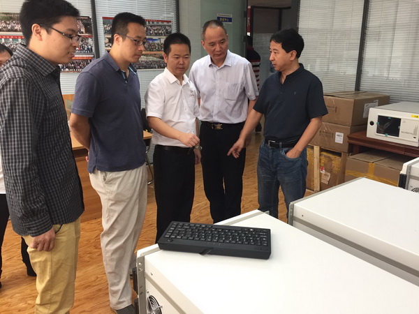 图为华宇博泰总经理黎文宇（左三）、技术经理徐慕华（左一）与中国计量科学研究院能源环境所所长韩桥（右一）、副研究员胡树国（左二）等就PlasmaDetek 3检测器进行技术交流。